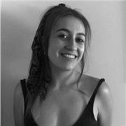 Psicopedagoga imparte clases a primaria